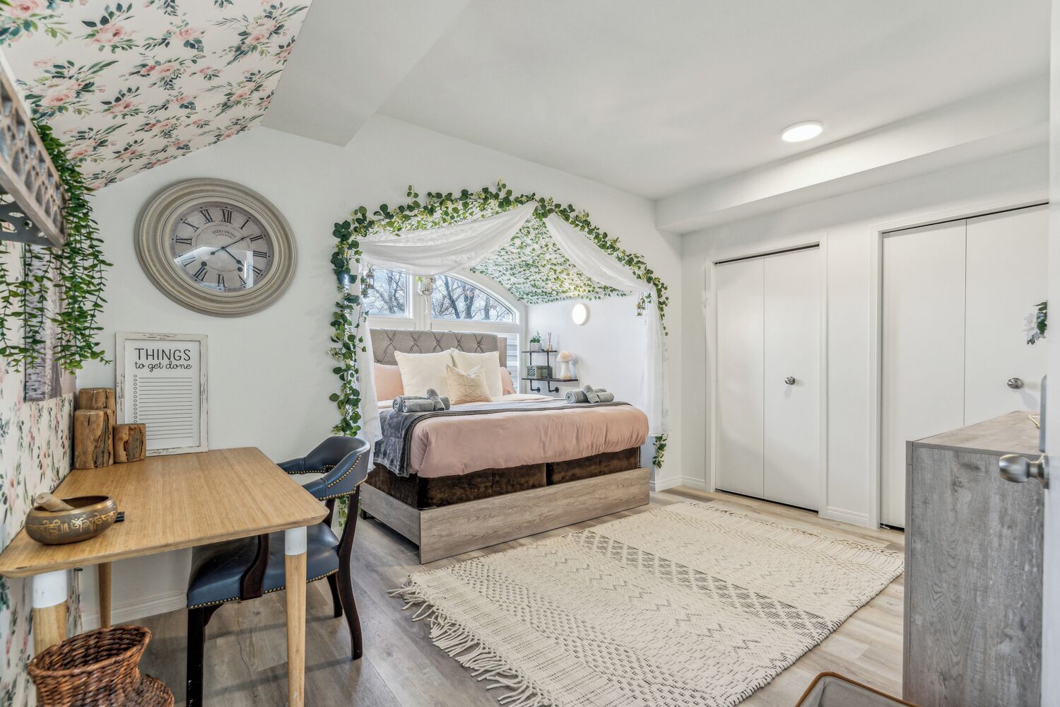 4 bedrooms, internet, bed sheets