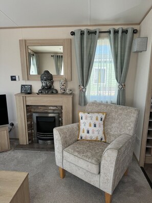 TV, fireplace - Whitstable’s Tranquility (Whitstable)