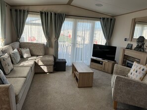 TV, fireplace - Whitstable’s Tranquility (Whitstable)