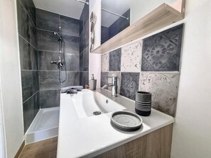 Dusche, Haartrockner, Handtücher