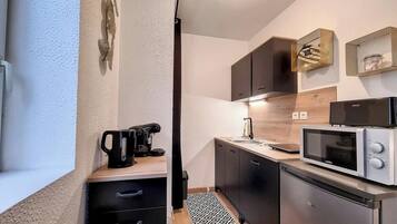 Fridge, microwave, stovetop, coffee/tea maker