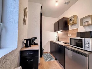 Fridge, microwave, stovetop, coffee/tea maker - Déesse : studio tout confort (Rouen)