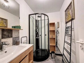 Een douche, een haardroger, handdoeken