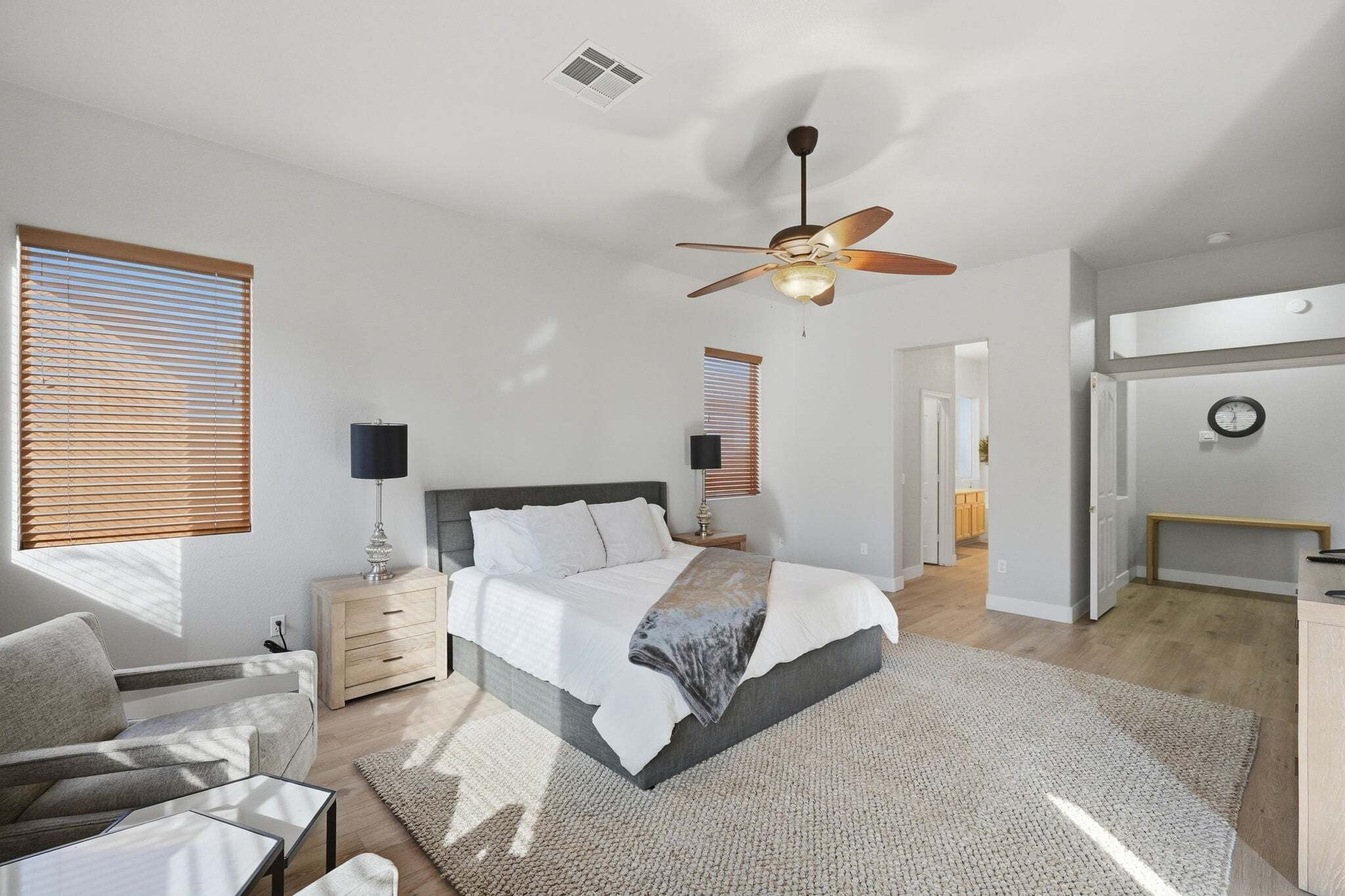 4 多间卧室、免费 WiFi、床单