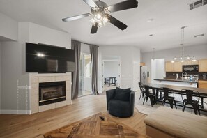 Smart TV, table tennis - 4 bedroom 2 bath home with pool, wi-fi, laundry (Mesa)