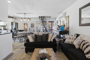 House, Multiple Beds, Patio, City View (Copper Top Retreat) | Living area