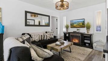 House, Multiple Beds, Patio, City View (Copper Top Retreat) | Living area