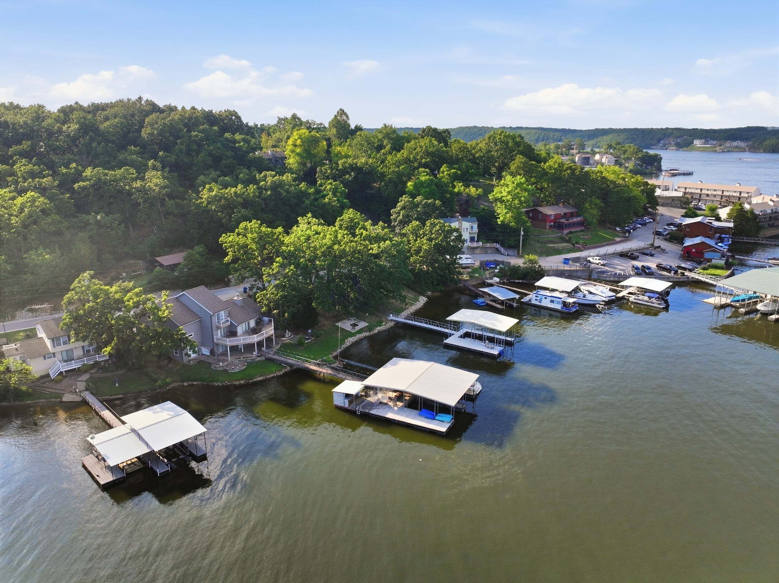 Un port de plaisance avec des bateaux amarrés, un pont et des maisons le long de la rive.