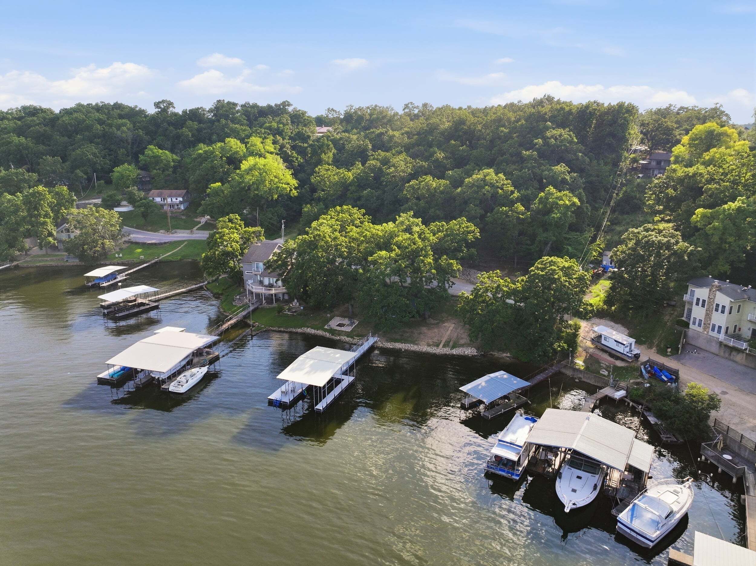 Un port de plaisance avec des bateaux amarrés et des maisons le long du rivage.