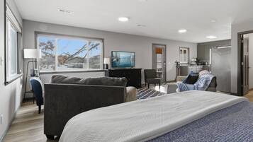 House, 1 King Bed with Sofa bed, Patio (Little Smokey Cabin)