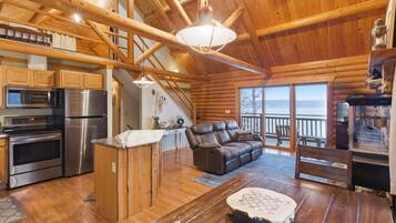 House, Multiple Beds, Patio (Parrot Bay Cabin) | Private kitchen