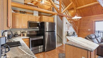 House, Multiple Beds, Patio (Parrot Bay Cabin) | Private kitchen