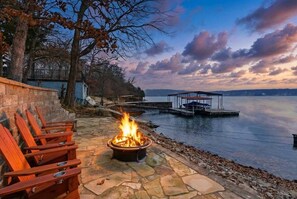 Hus, flere senger, terrasse (Parrot Bay Cabin) | Utsikt mot innsjø