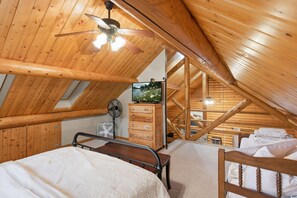 Hus, flere senger, terrasse (Parrot Bay Cabin) | 3 soverom, individuelt dekorert, individuelt innredet og sengetøy