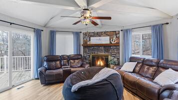 House, Multiple Beds, Patio (Scenic Oasis) | Living room