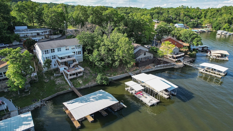 Sleeps 30! Decks, Docks & Lake Life!