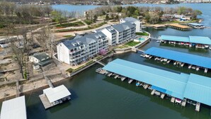 Ein großes Hotel mit mehreren Terrassen über dem Wasser, verbunden durch Wege.