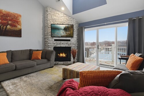 Lake Views & Loft Retreat for Kids w/ 12x30 Slip at Mm11