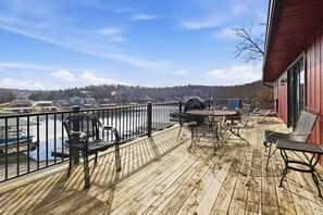 Terrace/patio - Family-friendly Lakefront Home Near Shorty Pants Bar 21 MM (Osage Beach)