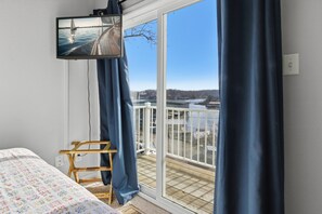 House, Multiple Beds, Patio (Shorty's Bungalow) - Charming Lakefront House Near Shorty Pants at 21mm (Osage Beach)