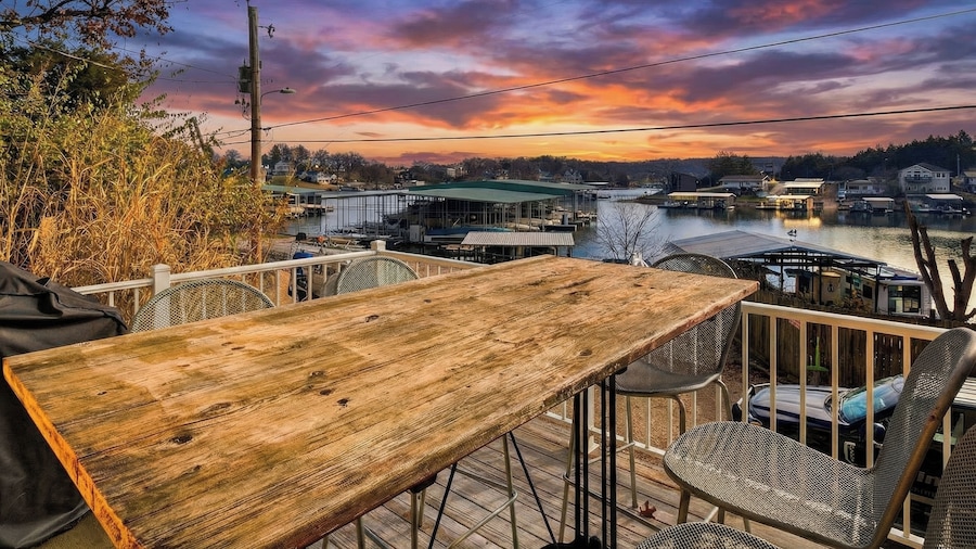 Charming Lakefront House Near Shorty Pants at 21mm