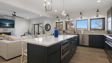 House, Multiple Beds, Patio (Casa Solstice) | Private kitchen