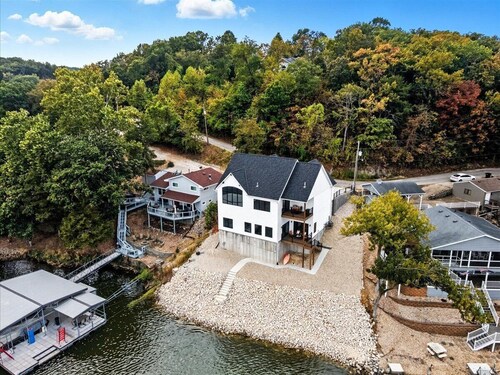 Modern Lakefront Escape The Twelve