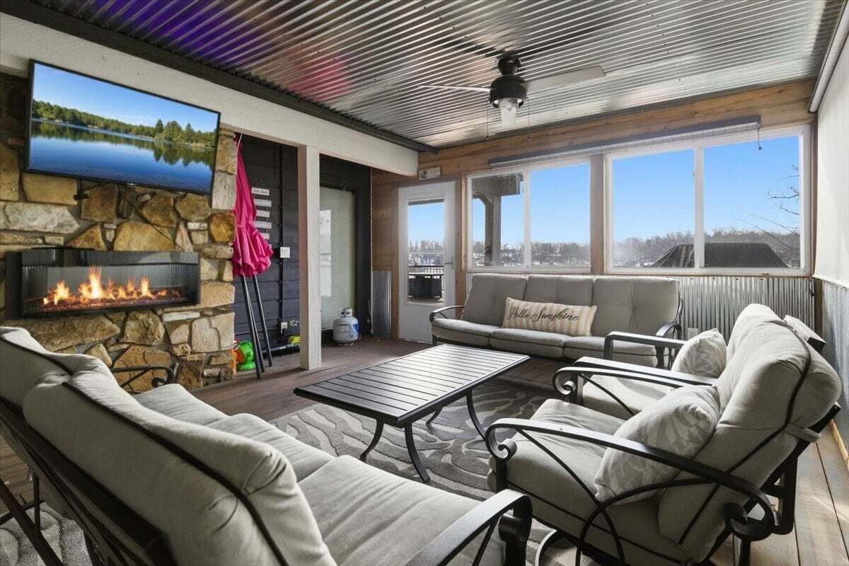 House, Multiple Beds, Hot Tub (Ozark Getaway) | Living area