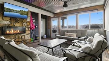 House, Multiple Beds, Hot Tub (Ozark Getaway) | Living area