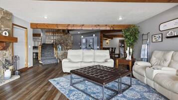 House, Multiple Beds, Hot Tub (Ozark Getaway) | Living area
