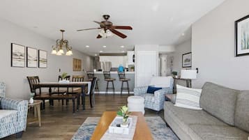 Condo, Plusieurs lits, accès à la piscine (Serenity Now Retreat) | Aire de séjour