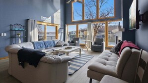 Hus, flere senger, terrasse (Highline Hideaway) | Oppholdsområde