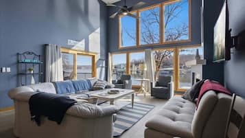 House, Multiple Beds, Patio (Highline Hideaway) | Living area