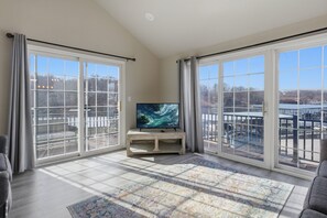 บ้านพัก, หลายเตียง, ลานระเบียง (Runabout Retreat)