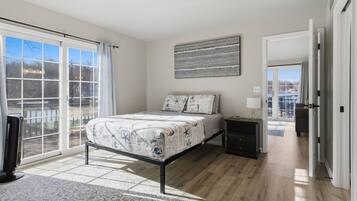 Ferienhaus, Mehrere Betten, Terrasse (Runabout Retreat) | 4 Schlafzimmer, individuell dekoriert, individuell eingerichtet