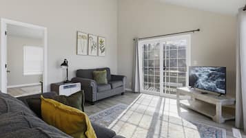 Hus, flere senger, terrasse (Runabout Retreat) | Oppholdsområde