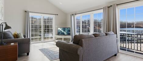 Casa, varias camas, patio (Runabout Retreat) | Área de sala de estar