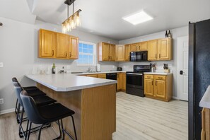 House, Multiple Beds, Patio (Runabout Retreat) | Private kitchen