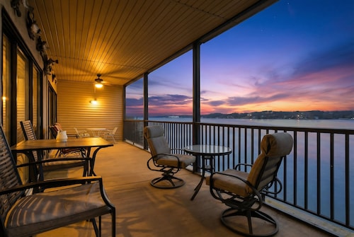 Lakeview Condo at The Falls w/ Wraparound Screened Porch, 2 PWC Slips & Pools at 2 MM