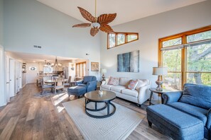 獨棟房屋, 多張床, 庭院 (LakeHurst Lookout) | 起居區