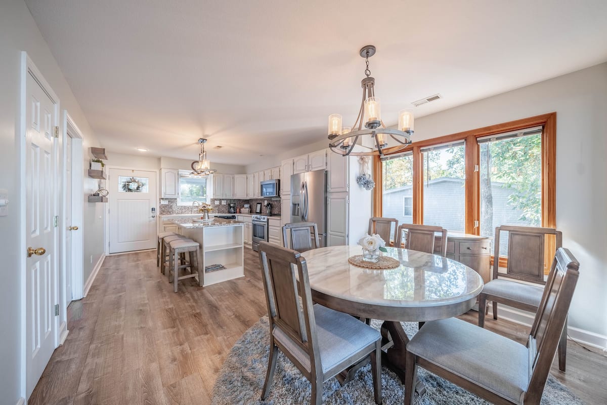 하우스, 침대(여러 개), 파티오 (LakeHurst Lookout) | 4 개의 침실, 각각 다른 스타일의 인테리어, 각각 다르게 가구 비치, 침대 시트