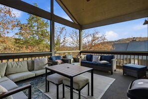 Terrace/patio - Old Kinderhook 2 Decks, Firepit, Kid & Pet Friendly Golf Retreat (Camdenton)