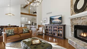 Casa, varias camas, acceso a la piscina, vistas al jardín (Golf View Haven) | Zona de estar