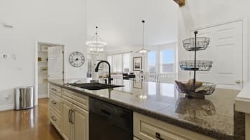 Casa, varias camas, acceso a la piscina, vistas al jardín (Golf View Haven) | Cocina privada