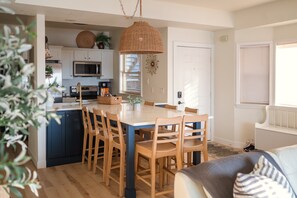 Condo, nhiều giường, ban công (Lakeside at Westshore) | 3 phòng ngủ, trang trí khác biệt