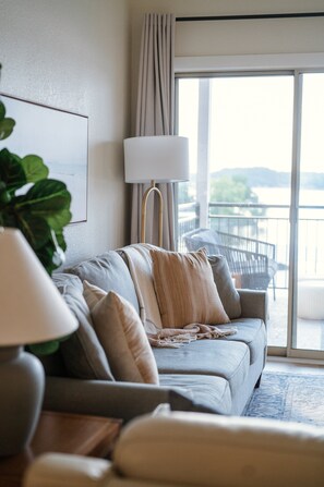 Apartamento, varias camas, balcón (Lakeside at Westshore) | Zona de estar