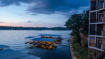 Condo, várias camas, sacada (Lakeside at Westshore) | Vista para o lago