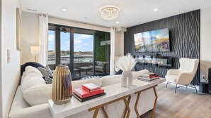 Condo, nhiều giường, có thể sử dụng hồ bơi, quang cảnh thành phố (Off the Hook at Topsider) | Khu phòng khách