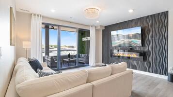 Condo, Multiple Beds, Pool Access, City View (Off the Hook at Topsider) | Living area