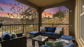 Casa, varias camas, patio, vistas al jardín | Vistas desde la habitación